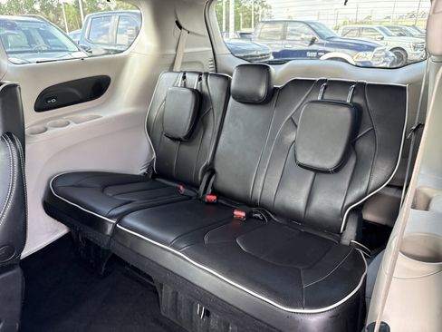 Used 2023 Chrysler Pacifica Limited image 10
