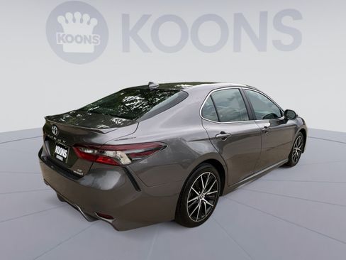 Used 2024 Toyota Camry SE w/ Cold Weather Package FWD image 11