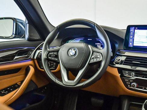 Certified 2022 BMW 530e w/ Premium Package image 13