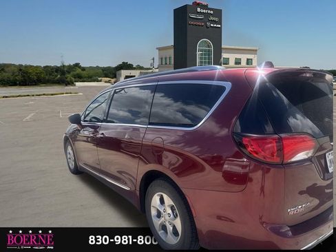 Used 2017 Chrysler Pacifica Touring-L Plus FWD image 9