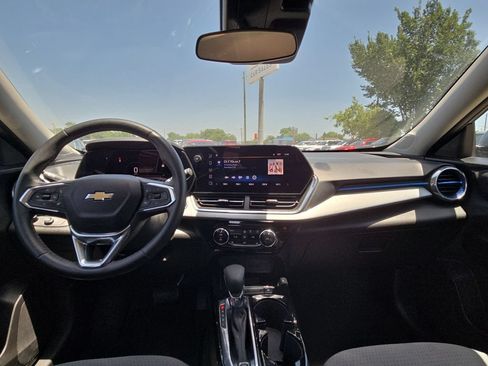 Used 2025 Chevrolet Trax LT w/ LT Convenience Package FWD image 24
