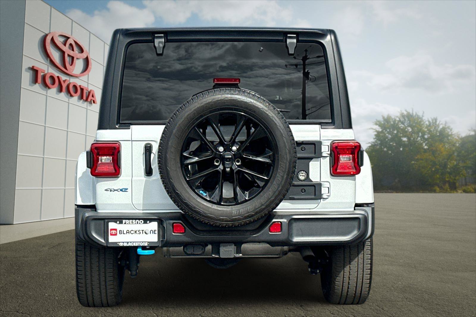 Used 2023 Jeep Wrangler Unlimited Sahara w/ Dual Top Group AWD/4WD image 4