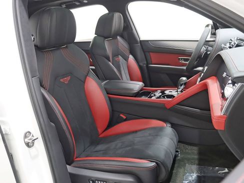 Used 2023 Bentley Bentayga AWD/4WD image 28