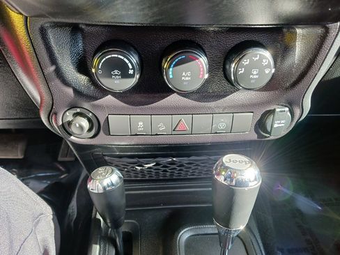 Used 2018 Jeep Wrangler Unlimited Sahara w/ Connectivity Group image 28