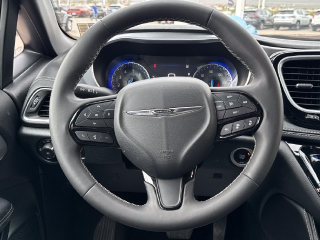 Used 2025 Chrysler Pacifica Limited FWD image 14