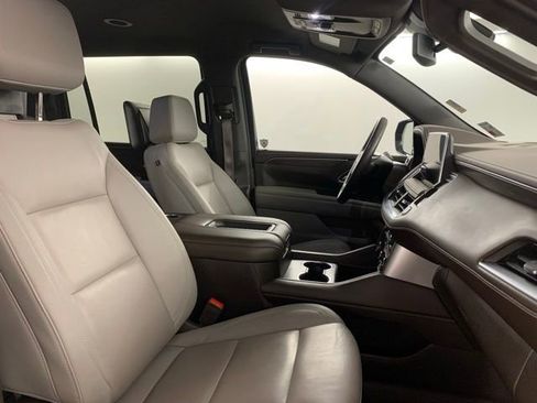 Used 2024 Chevrolet Suburban LT w/ Luxury Package RWD image 22