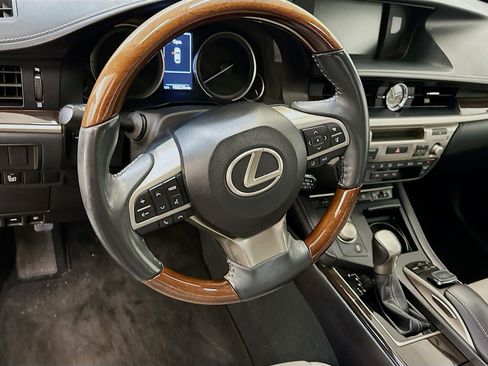 Used 2018 Lexus ES 350 w/ Luxury Package w/Wood Trim image 18
