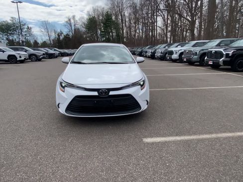 Used 2025 Toyota Corolla LE image 3