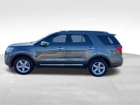Used 2017 Ford Explorer XLT w/ Equipment Group 202A image 4