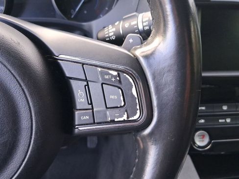 Used 2017 Jaguar F-PACE Premium image 22