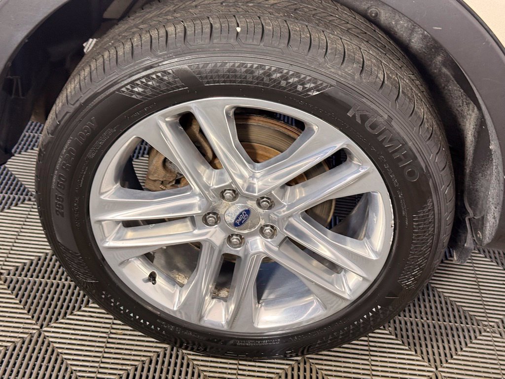 Used 2017 Ford Explorer XLT w/ Equipment Group 202A AWD/4WD image 18