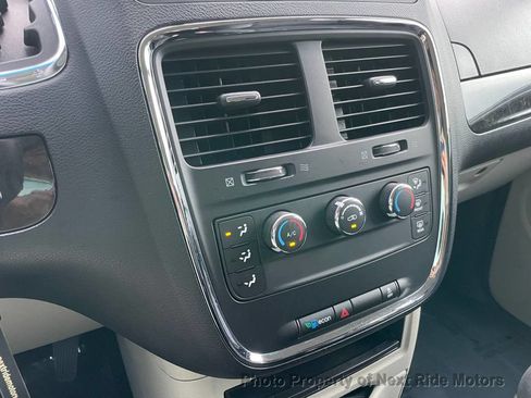 Used 2015 Dodge Grand Caravan American Value Package FWD image 20