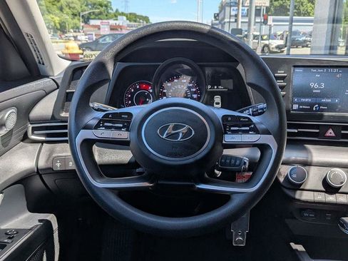 Used 2022 Hyundai Elantra SE FWD image 13