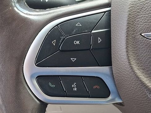 Used 2018 Chrysler Pacifica Touring-L FWD image 21