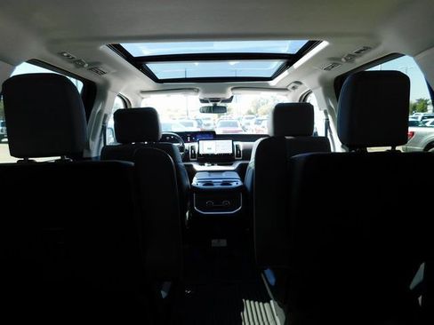 New 2025 Ford Expedition Active image 9