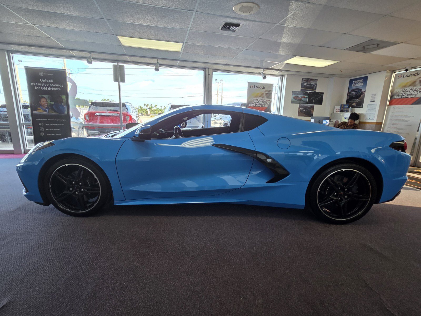 Used 2024 Chevrolet Corvette Stingray Coupe w/ 1LT RWD image 2
