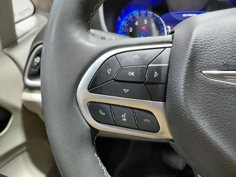 Certified 2024 Chrysler Pacifica Touring-L image 39