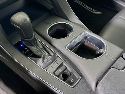 Used 2019 Toyota Avalon XLE w/ Moonroof Package image 16