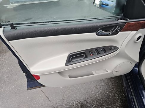 Used 2009 Chevrolet Impala LT w/ Luxury Edition Package image 12