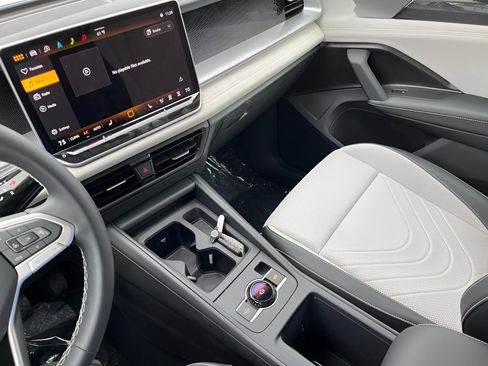 Used 2025 Volkswagen Tiguan SE image 16