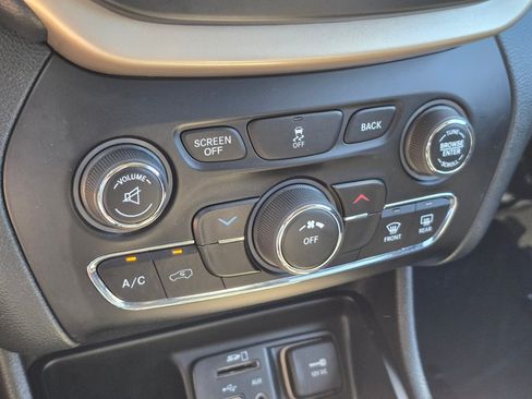 Used 2016 Jeep Cherokee Latitude FWD image 9