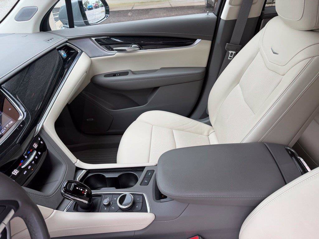 Used 2023 Cadillac XT6 Premium Luxury w/ Technology Package FWD image 16