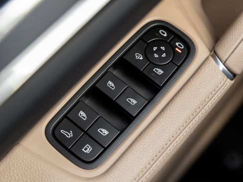 Used 2023 Porsche Cayenne Platinum Edition image 19