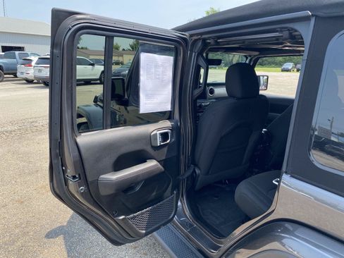 Used 2022 Jeep Wrangler Unlimited Sahara w/ Cold Weather Group AWD/4WD image 30