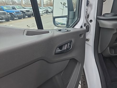 Used 2023 Ford Transit 350 XLT image 31