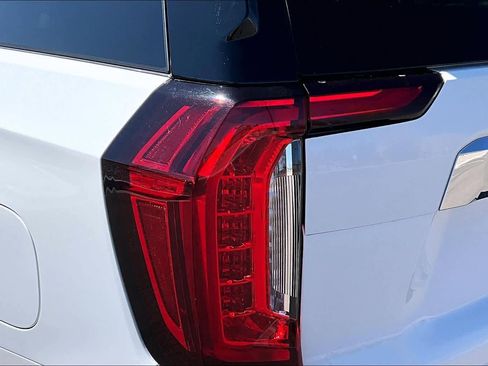 Used 2022 GMC Yukon XL SLT w/ SLT Premium Package image 29