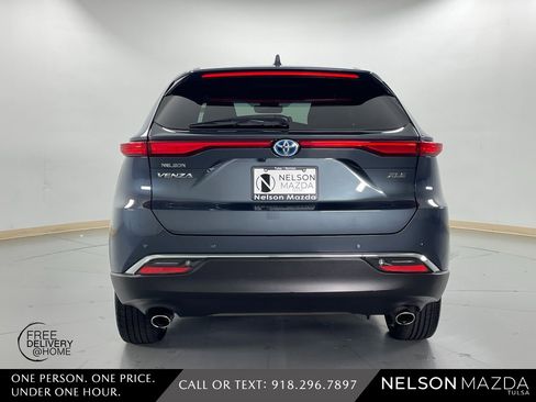 Used 2023 Toyota Venza XLE image 7