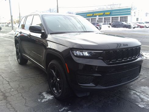 Used 2024 Jeep Grand Cherokee Altitude image 8