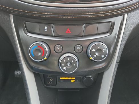 Used 2020 Chevrolet Trax LT w/ LT Convenience Package image 20