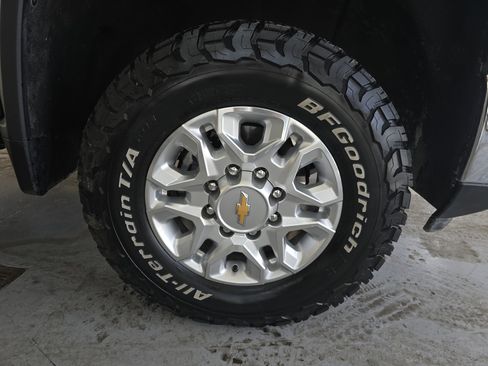 Used 2024 Chevrolet Silverado 2500 LT w/ Convenience Package image 10