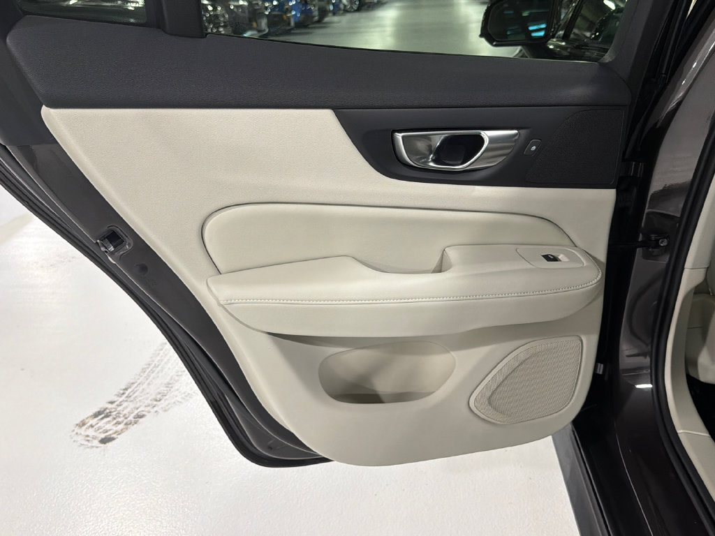 Certified 2025 Volvo V60 B5 Cross Country Plus AWD/4WD image 21