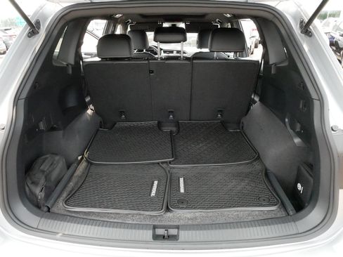 Certified 2023 Volkswagen Tiguan SE R-Line AWD/4WD image 18
