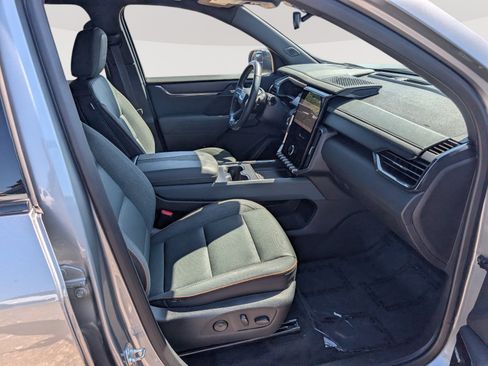 Used 2025 GMC Acadia AT4 AWD/4WD image 11