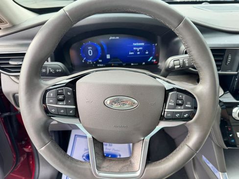 Used 2023 Ford Explorer Platinum w/ Technology Package AWD/4WD image 10