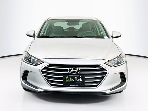 Used 2017 Hyundai Elantra SE FWD image 2