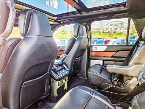 Used 2020 Lincoln Navigator Reserve image 11
