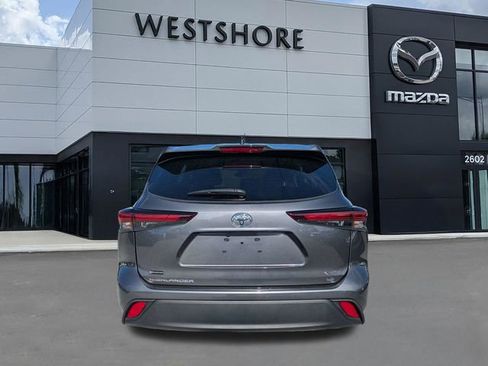 Used 2025 Toyota Highlander LE FWD image 4