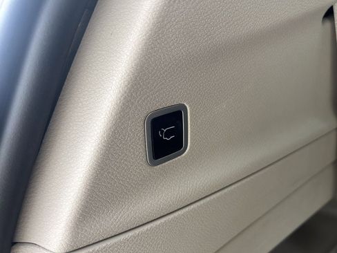 Used 2024 Chrysler Pacifica Touring-L FWD image 18