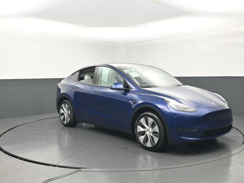 Used 2023 Tesla Model Y Long Range AWD/4WD image 2