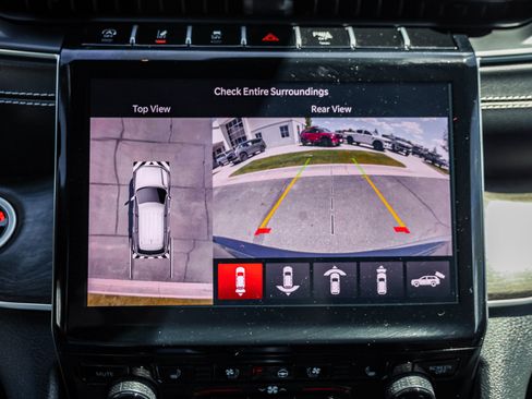 Used 2025 Jeep Grand Cherokee Limited w/ Luxury Tech Group II AWD/4WD image 18