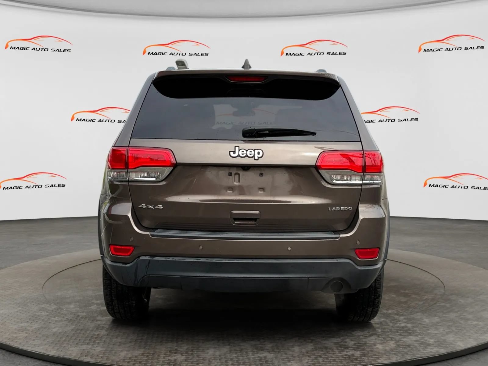 Used 2019 Jeep Grand Cherokee Laredo AWD/4WD image 9