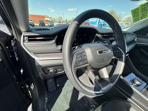 Used 2024 Jeep Grand Cherokee Limited image 18