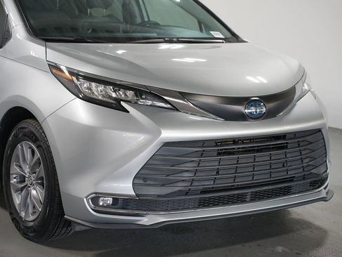 Certified 2021 Toyota Sienna XLE image 4
