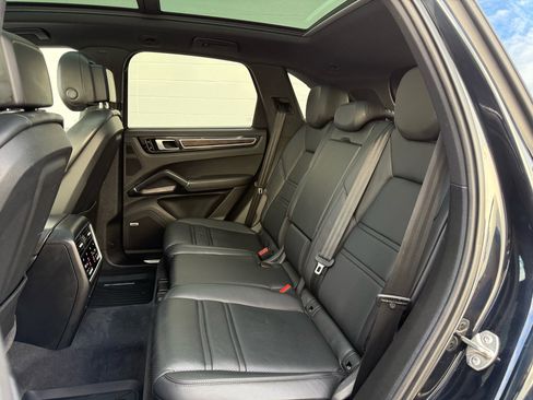 Used 2020 Porsche Cayenne E-Hybrid image 4