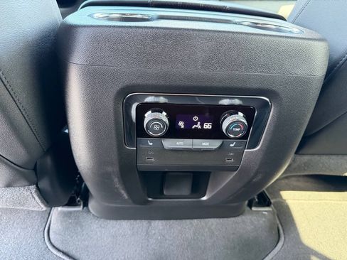 Used 2025 Chevrolet Suburban High Country AWD/4WD image 40