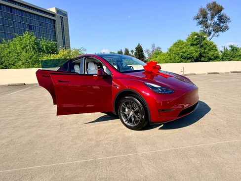 Used 2024 Tesla Model Y Long Range RWD image 32